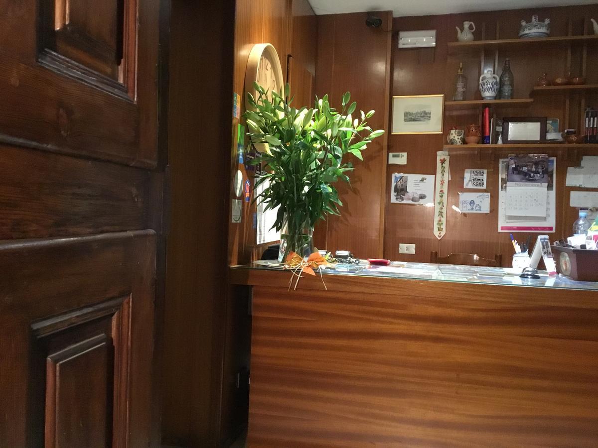 巴尔巴斯特罗 比利牛斯旅馆及餐厅酒店 外观 照片