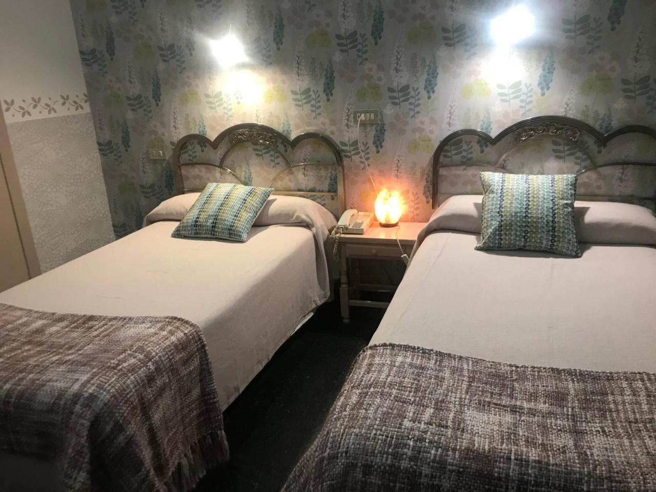 巴尔巴斯特罗 比利牛斯旅馆及餐厅酒店 外观 照片